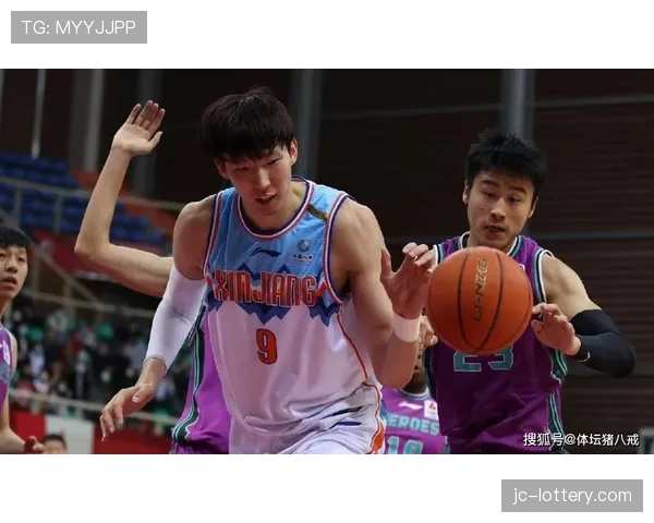 季后赛球队加练录像课，重点研究对手主要持球人的突破习惯与传球倾向